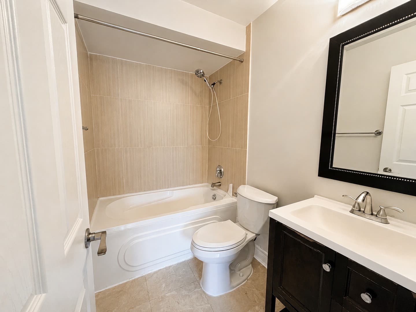 Overview of secondary full bathroom